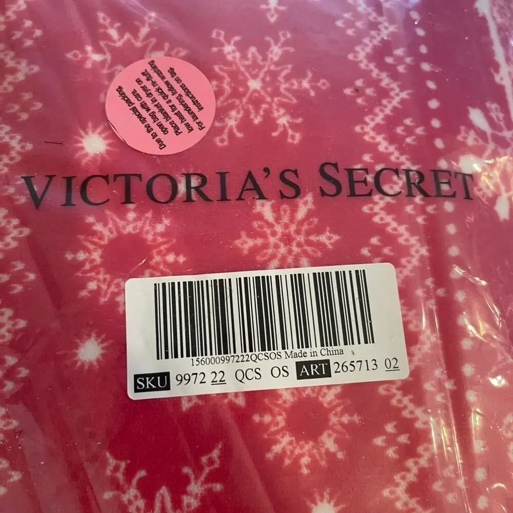 Victorias’s Secret red holiday fleece Sherpa blanket throw snowflakes NEW in Pkg